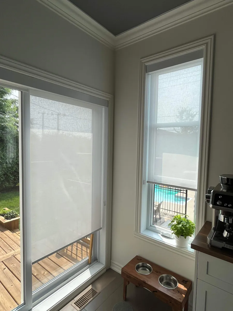 Toiles translucides sur une porte-patio et une fenêtre de cuisine
