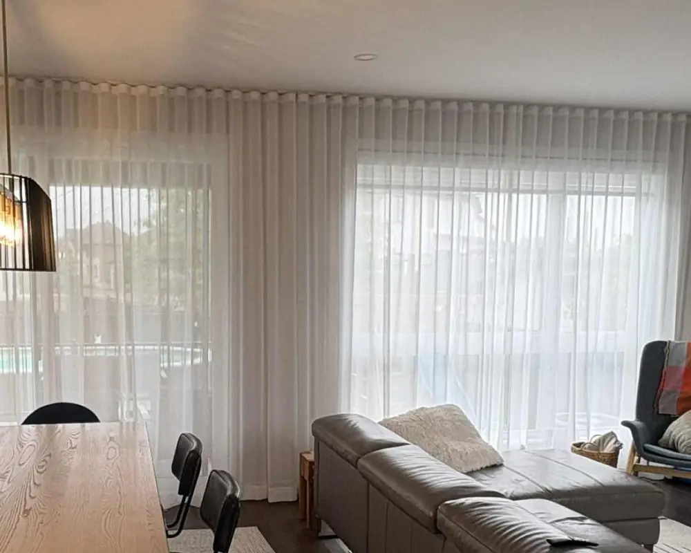 Après : voilage ripplefold blanc d'un mur à l'autre, de la porte-patio jusqu'à la fenêtre du salon