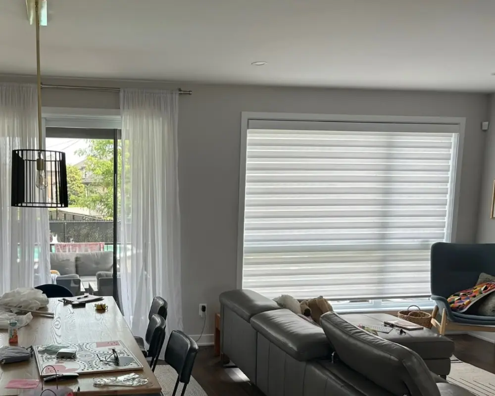 Avant : rideaux sur tringle devant la porte-patio et toile alternée sur la fenêtre du salon