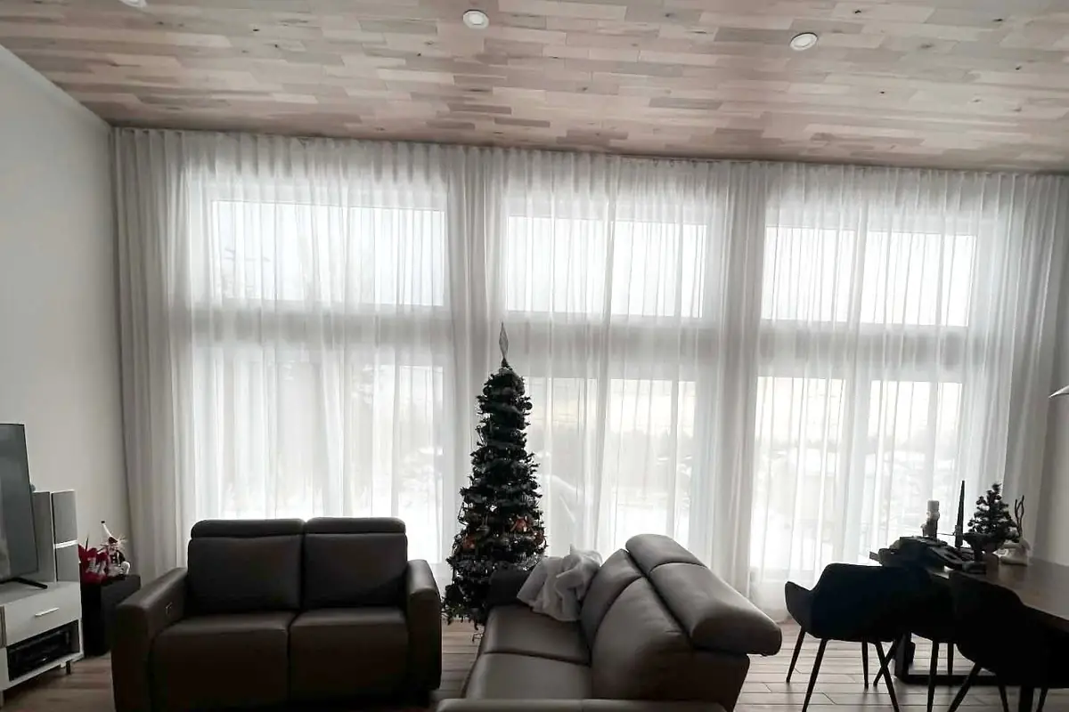 Après : voilage ripplefold du plafond au plancher sur tout le mur de fenêtres